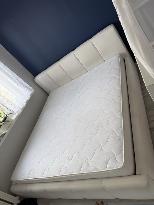 Łóżko sypialniane z materacem