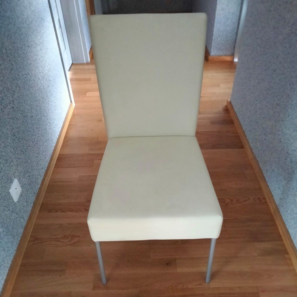 Szafki, stolik, krzesła