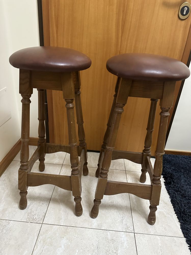 Dois bancos altos com 0,80 cm altura
