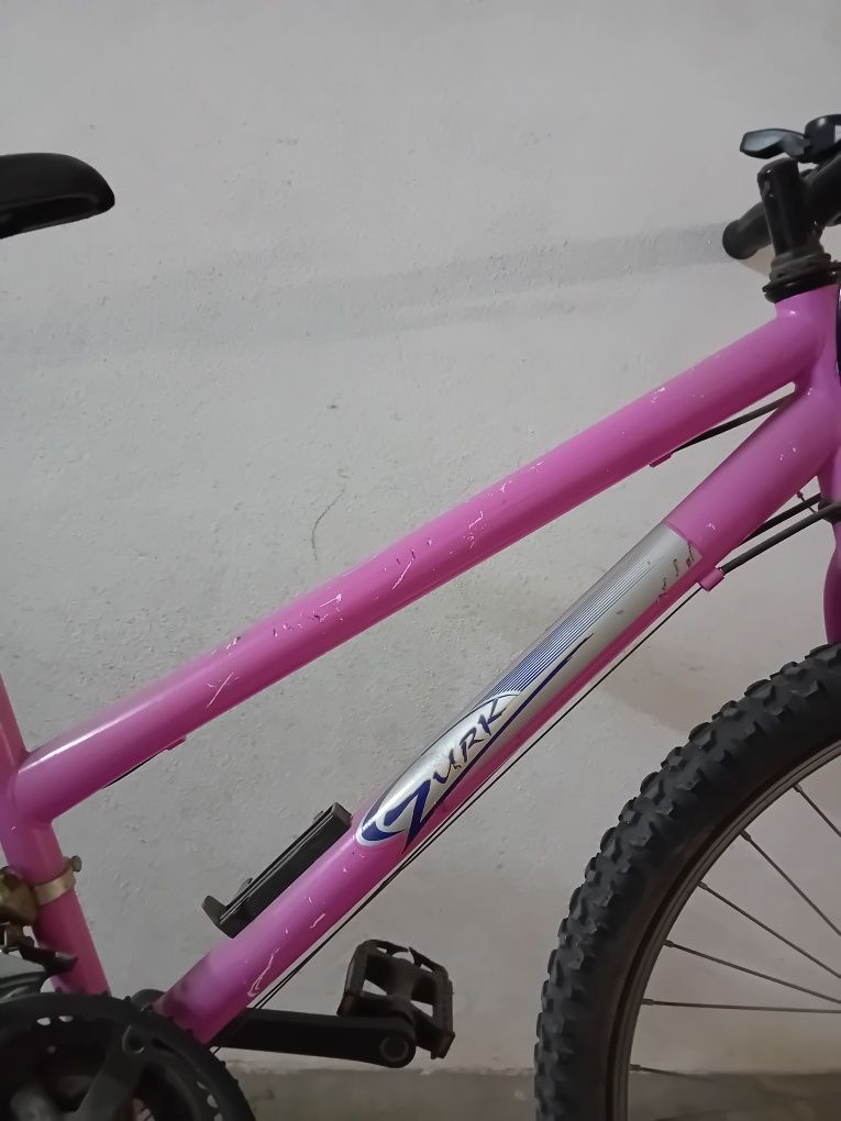 Bicicleta rosa com mudanças