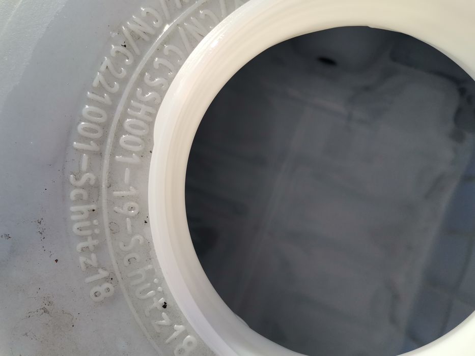 Zbiornik mauzer 1000 litrów czysty jak nowy na metalowej podstawie