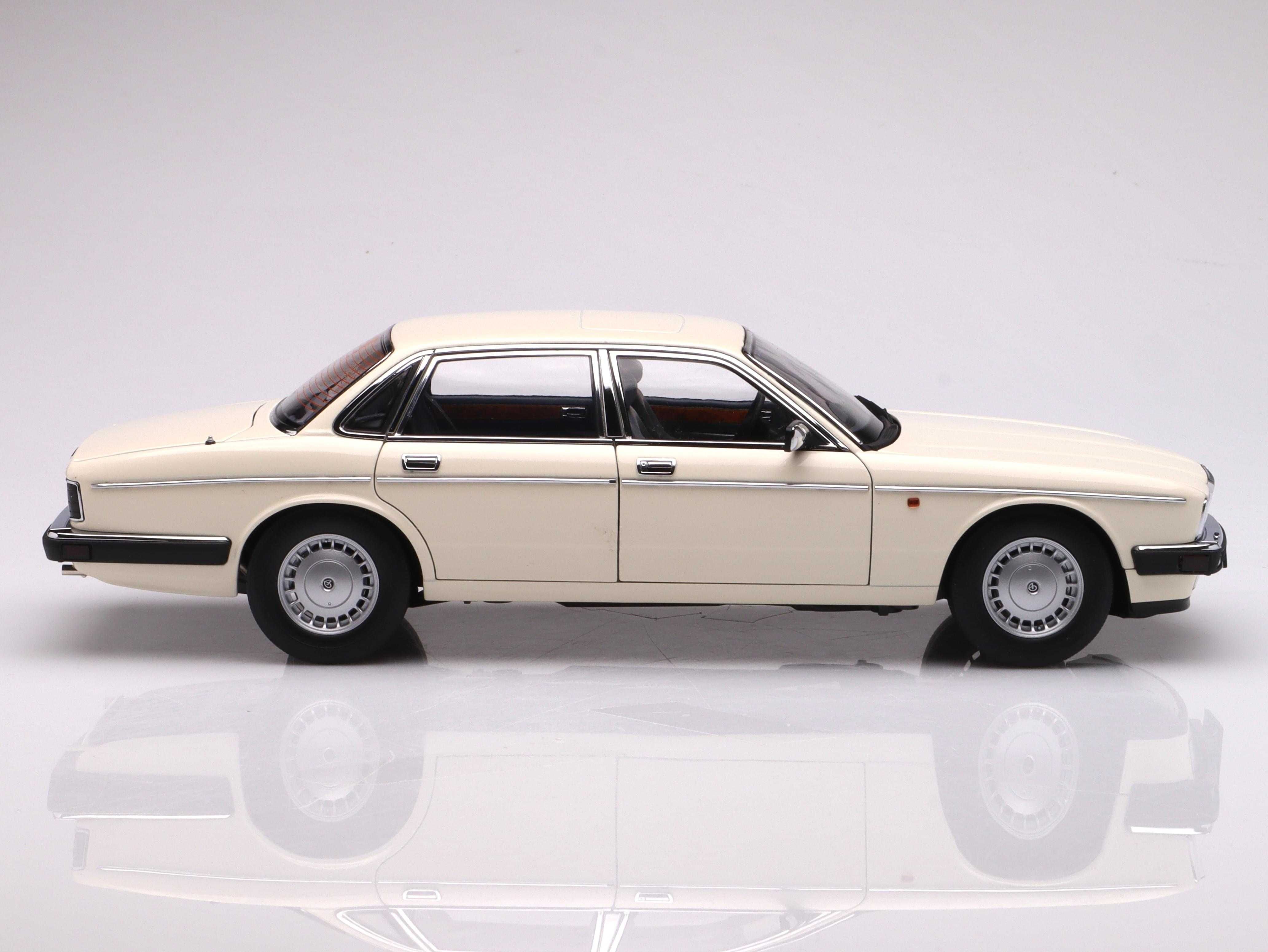 1986 Jaguar XJ6 Daimler XJ40 glacier white 1/18 [nowy] ALM810542 PROMO