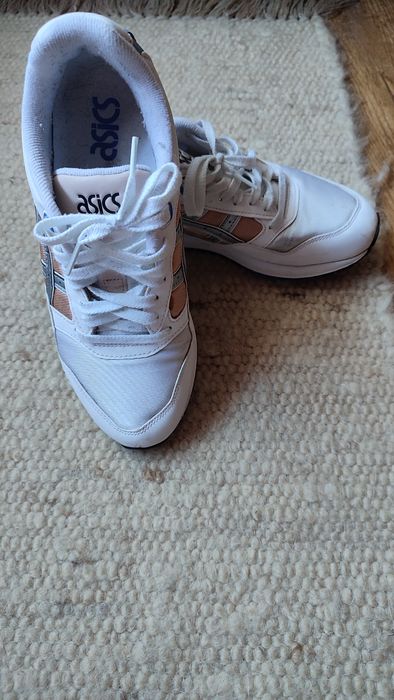 продам кросівки asics