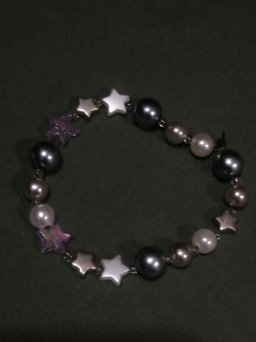 pulseira com estrelas roxas