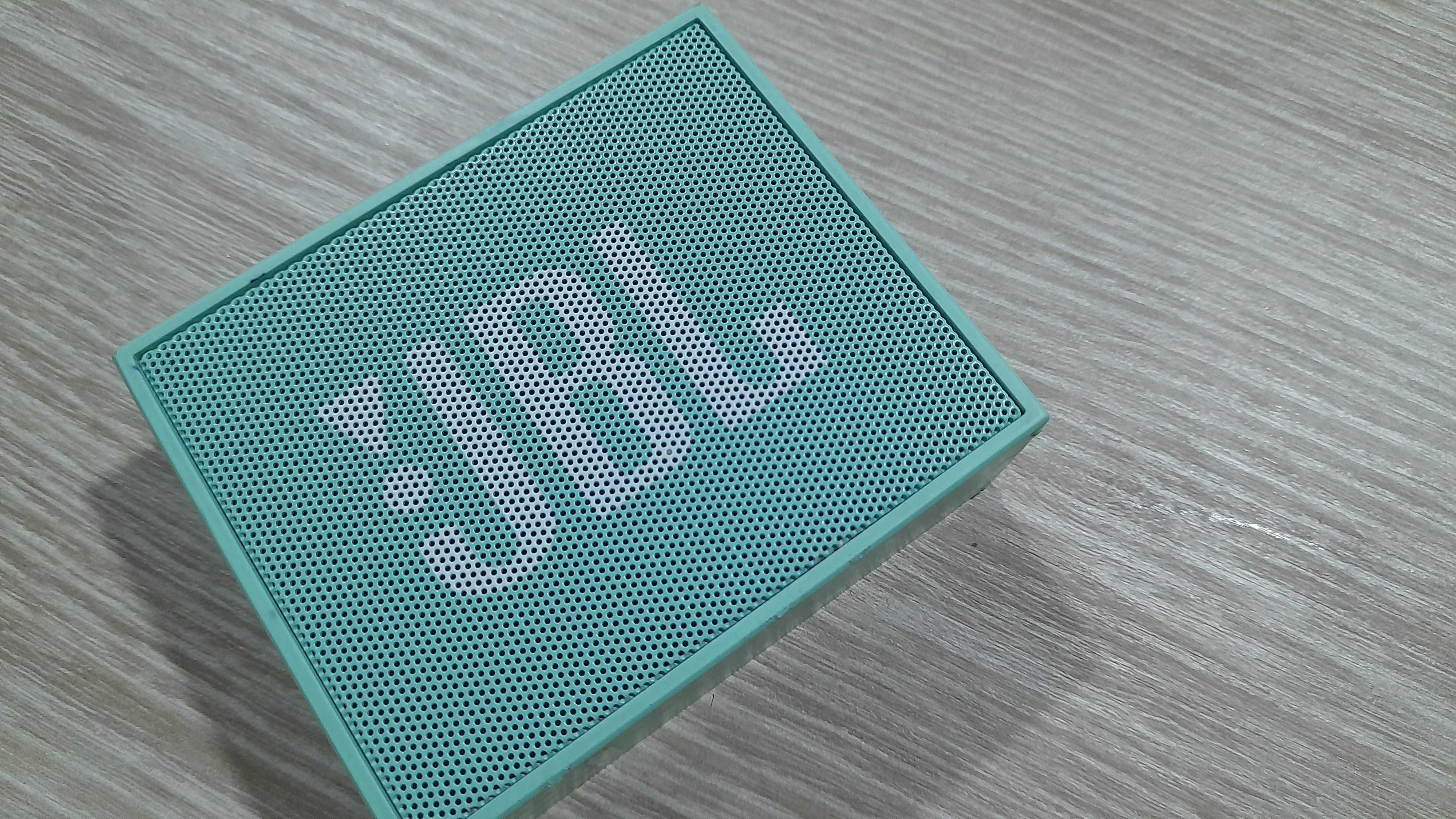 Coluna JBL e carregador