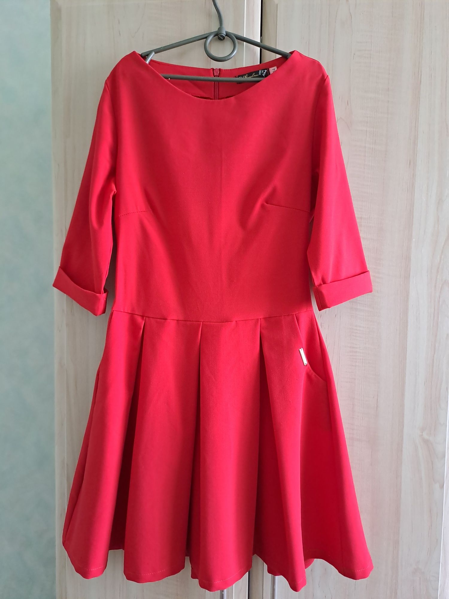 Сукня класична червона