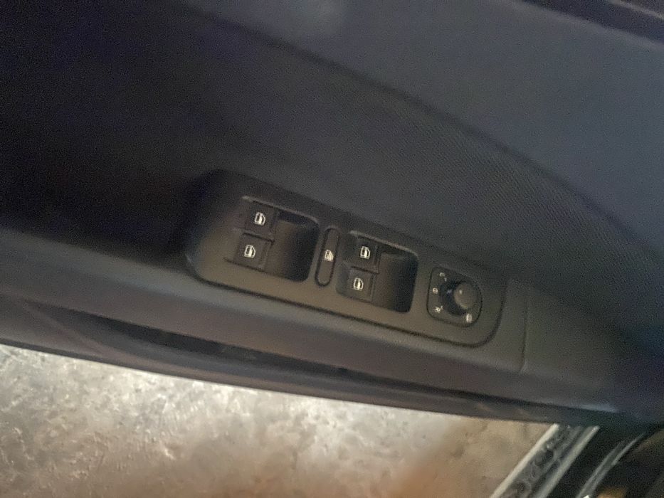 Авто повний привід,сама повна комплектація ,крім шкіри,сервісна книга!