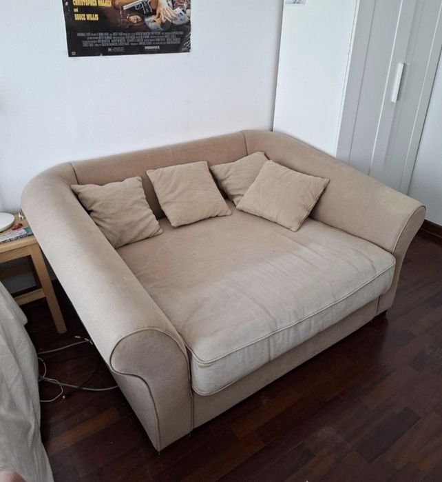 Sofá bege c/ almofadas pequenas