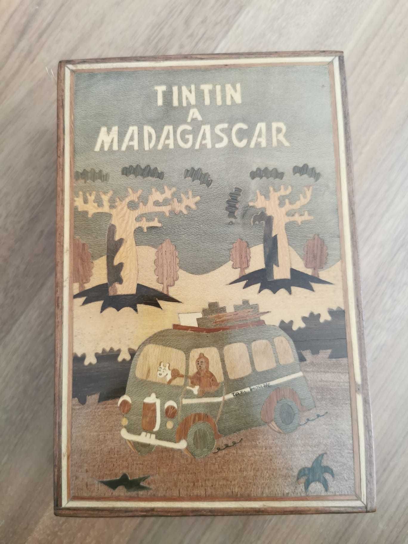 Caixa de madeira Tintin em Madagáscar com abertura secreta
