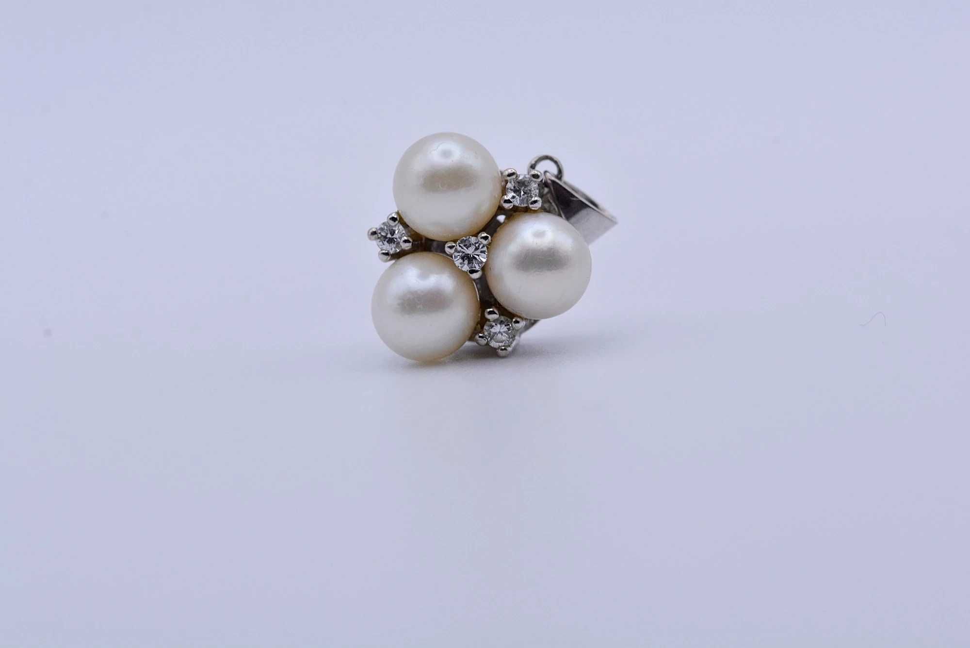 Elegancka zawieszka z białego złota 585 z 3 perłami i 4 brylantami