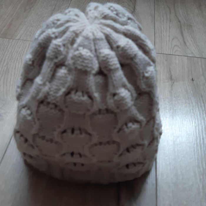 Czapka Damska z włóczki kremowa  ciepła Stan Idealny