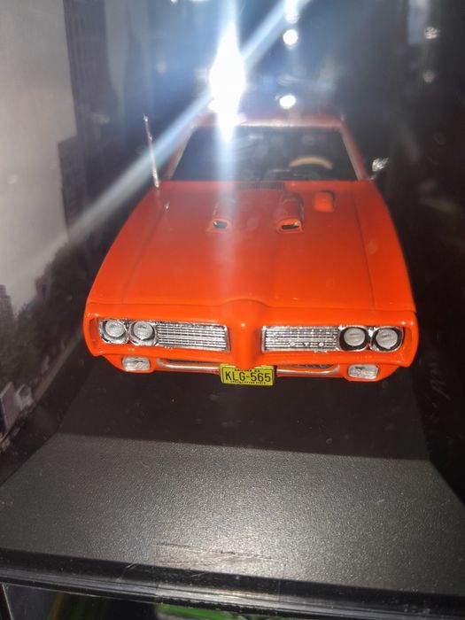 Carro metálico novo