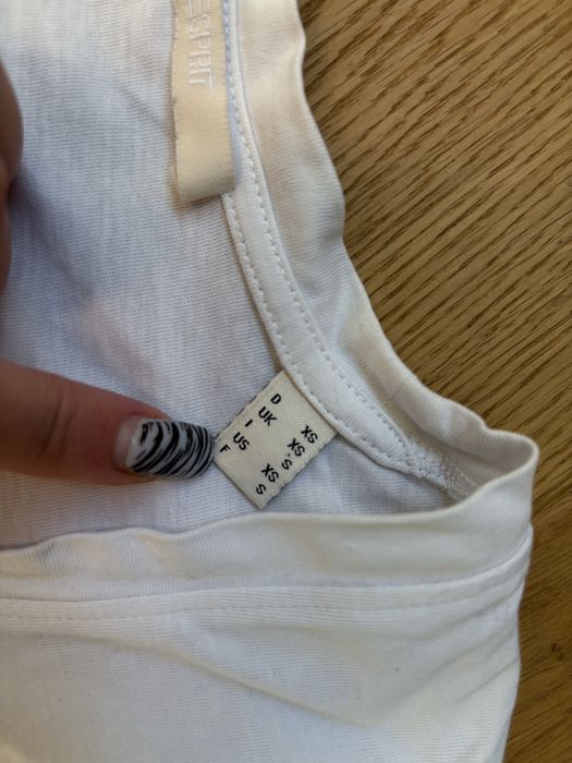 luźny krótszy tshirt