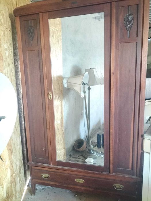 Armário Vintage em Madeira Maciça com Espelho – Excelente Estado