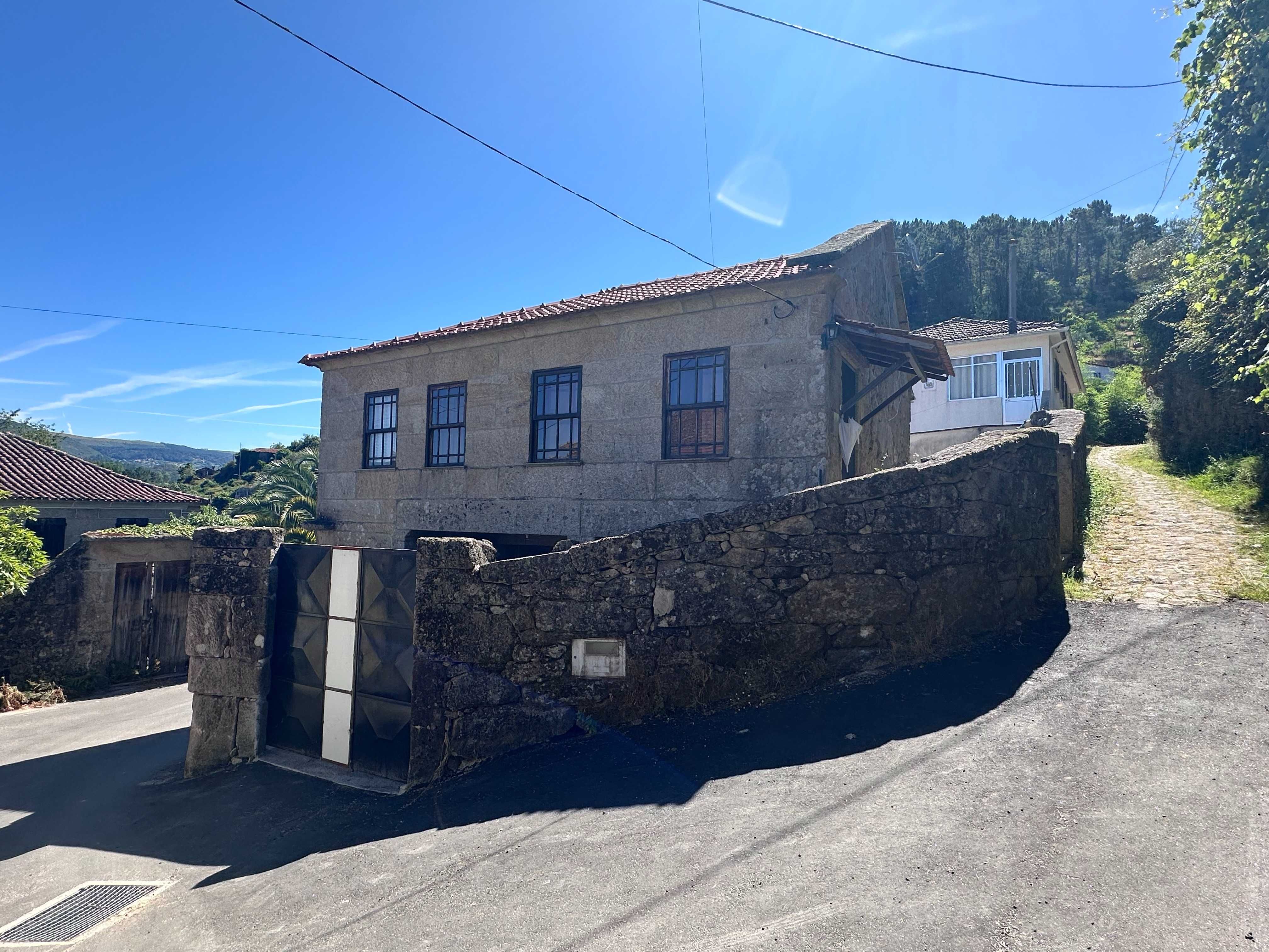 Refúgio Rural – Moradia em Pedra com Muito Potencial
