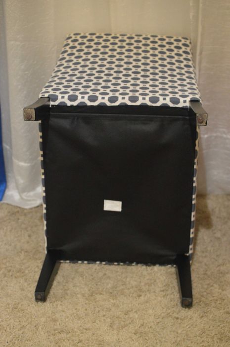 Cadeirão em tecido com estampado azul e branco