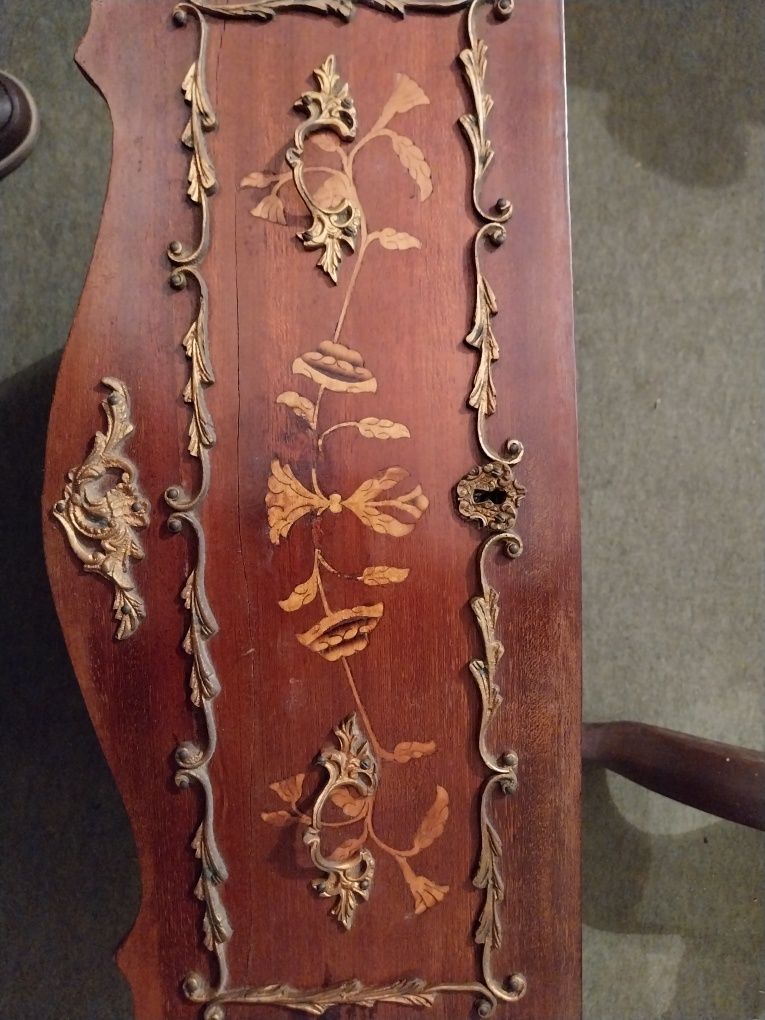2 gavetas com entalhes e ferragens, estilo D. Maria