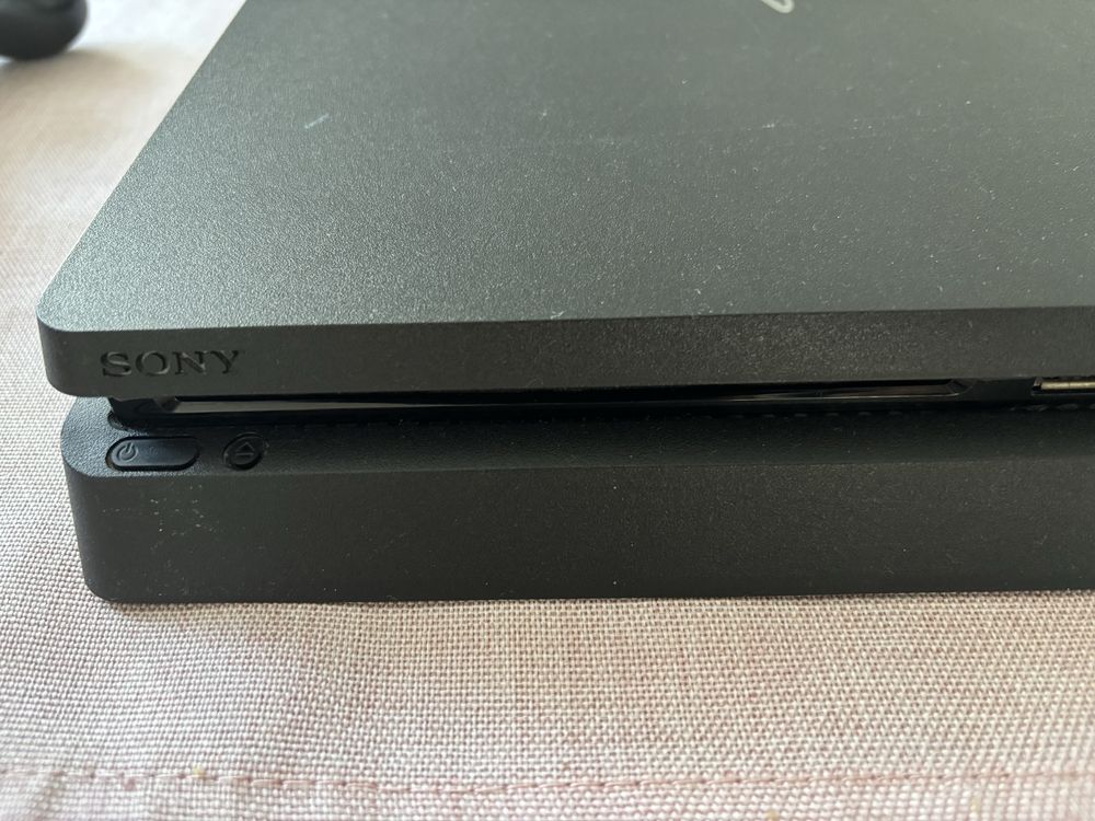 Ps4 slim 1Tb plus dwa pady