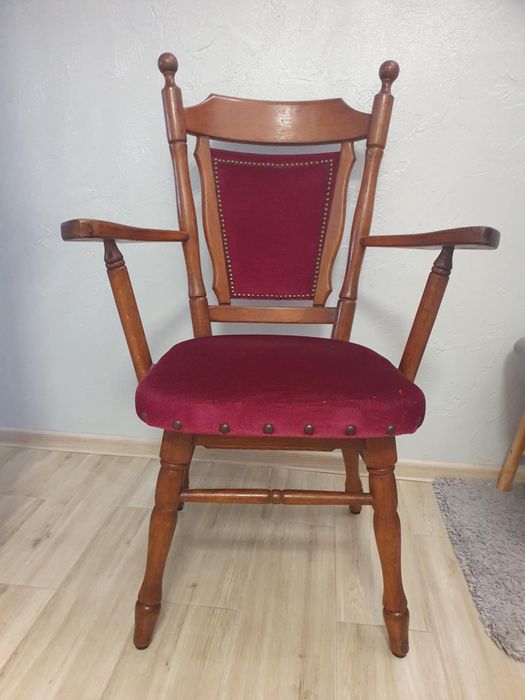 Krzesła drewniane retro