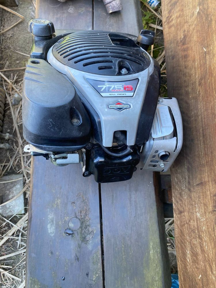 Silnik do kosiarki Briggs &stratton 775is instant