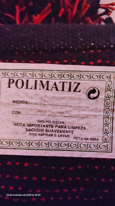 3 tapetes vermelho e preto