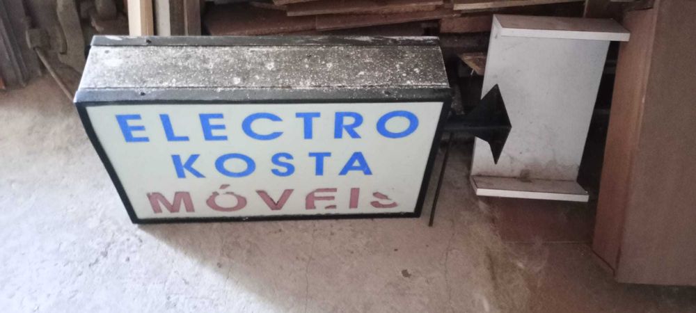 Placard de publicidade exterior antigo com iluminação