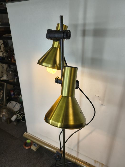 Lampa podłogowa vintage – imitacja mosiądzu, regulowane klosze