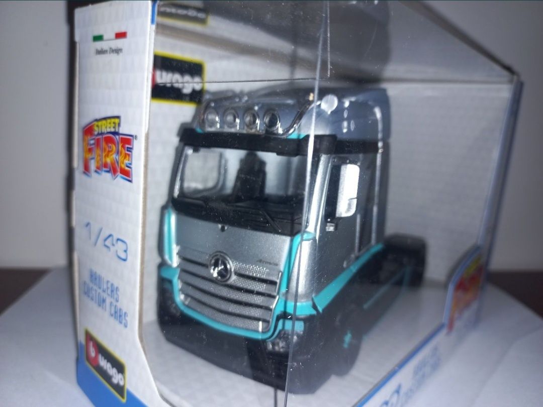 Bburago ciągnik siodłowy Mercedes-Benz, skala 1:43