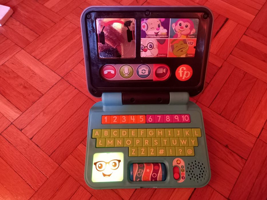 Grająca książeczka i laptop