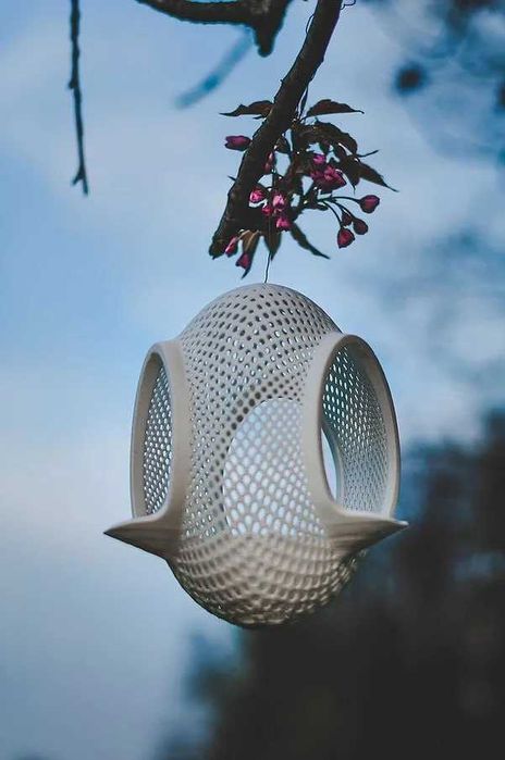 Зручна у сильному дизайні годівниці для птахів.