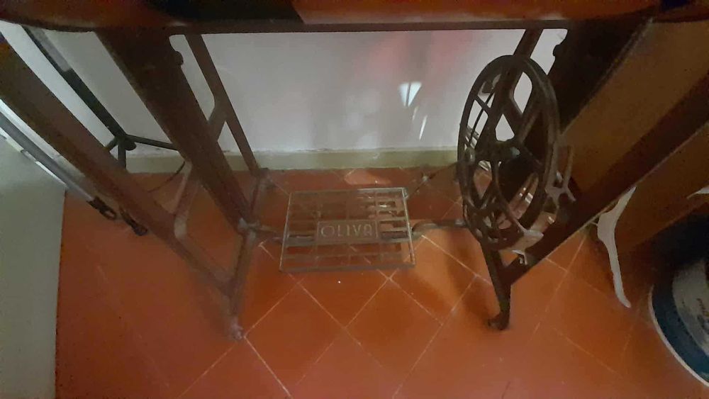 Máquina de Costura OLIVA Antiga com Móvel