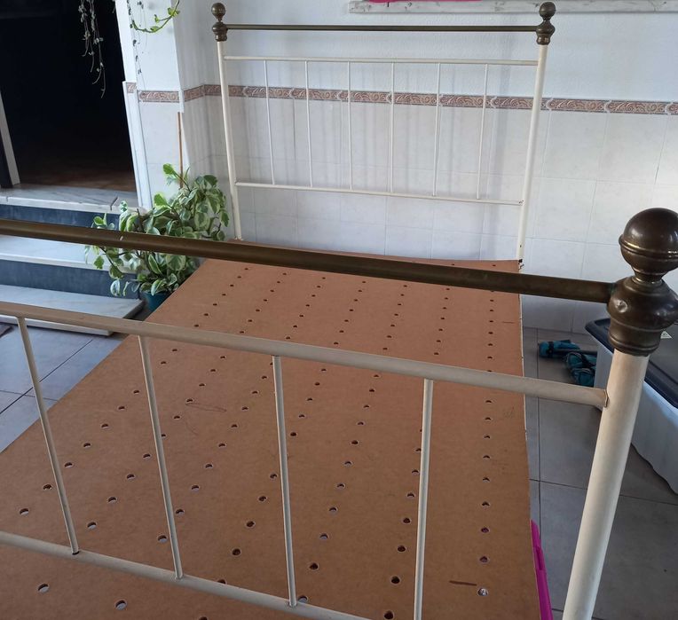 Vende-se cama de casal em ferro