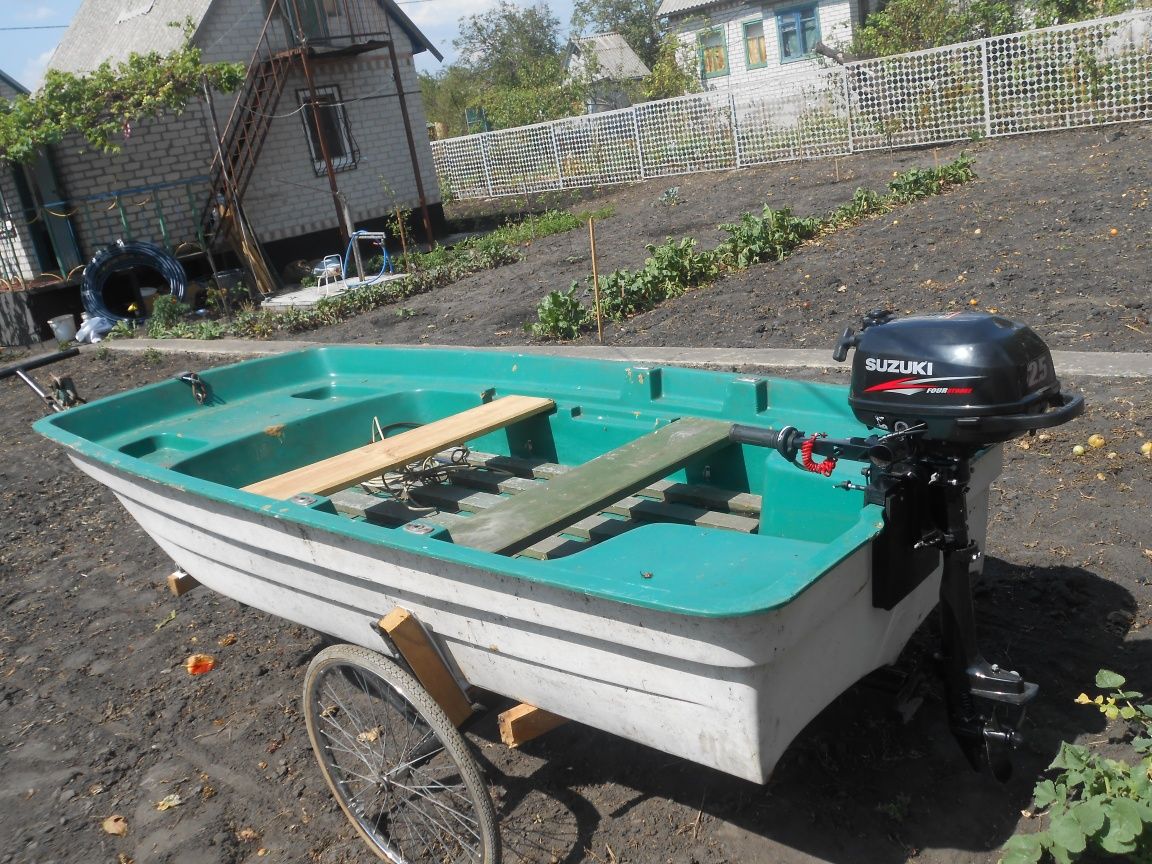 Продам стеклопластикую лодку с мотором Сузуки 2.5