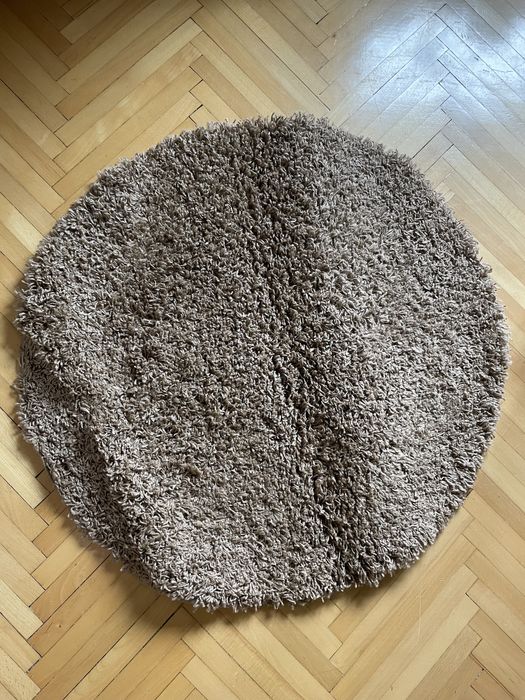 dwa brązowe dywaniki okrągłe