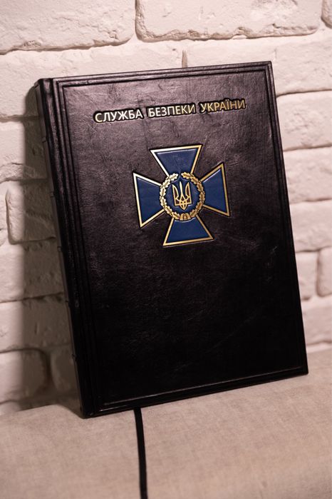 Шкіряні книги та щоденники ручної роботи