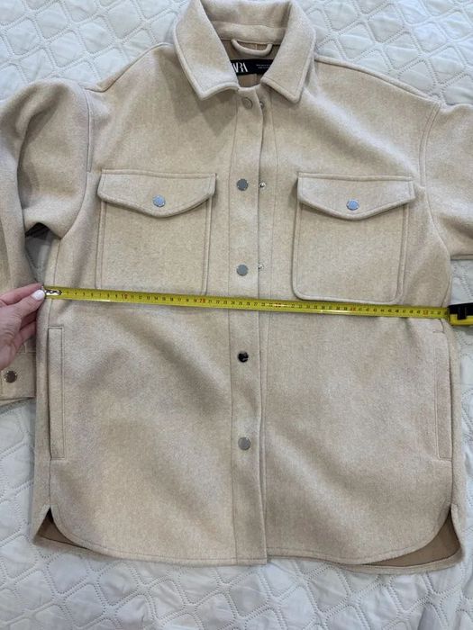 Бежевая теплая рубашка куртка  zara с карманами
