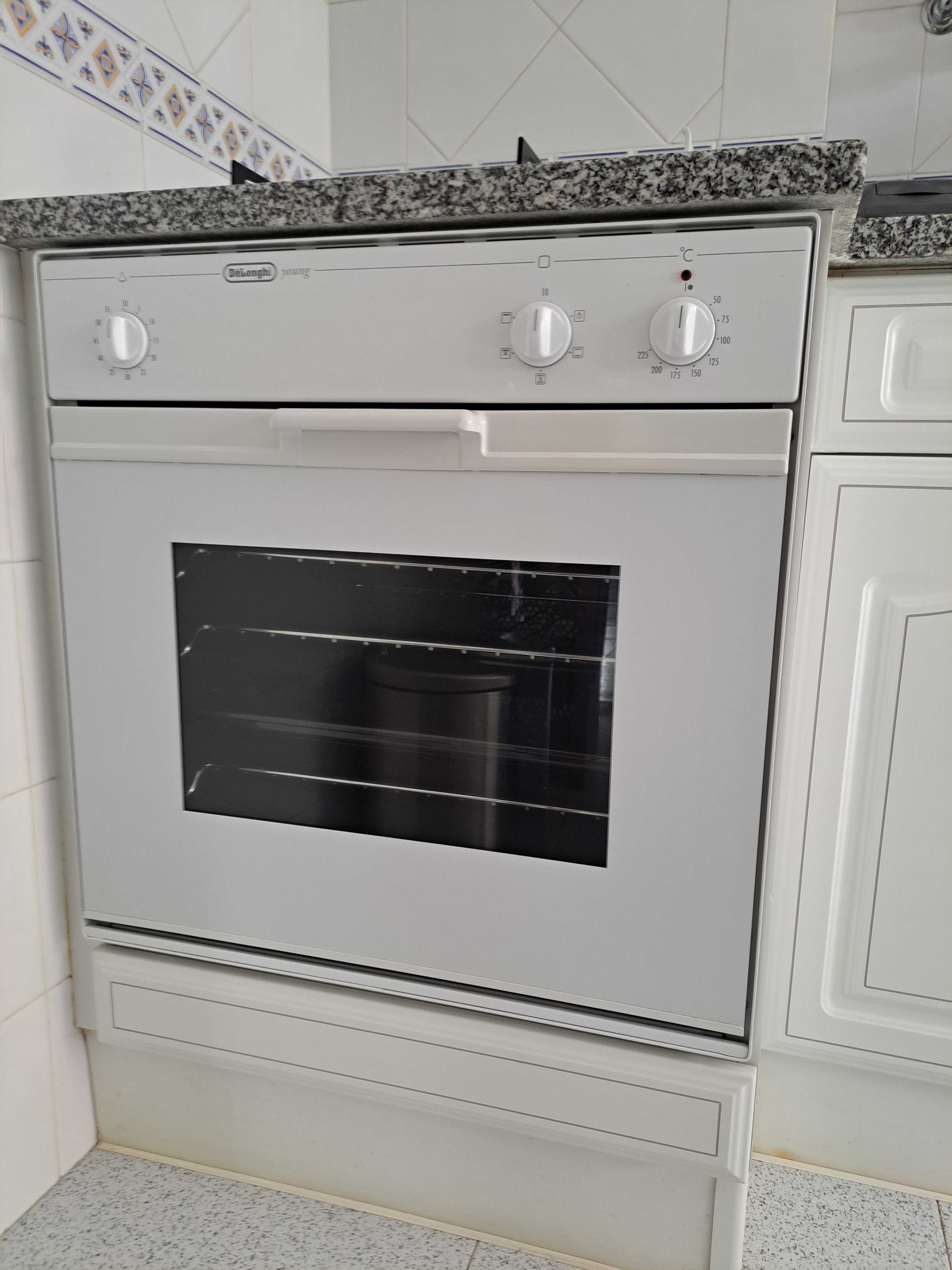 Forno + Placa Delonghi Young