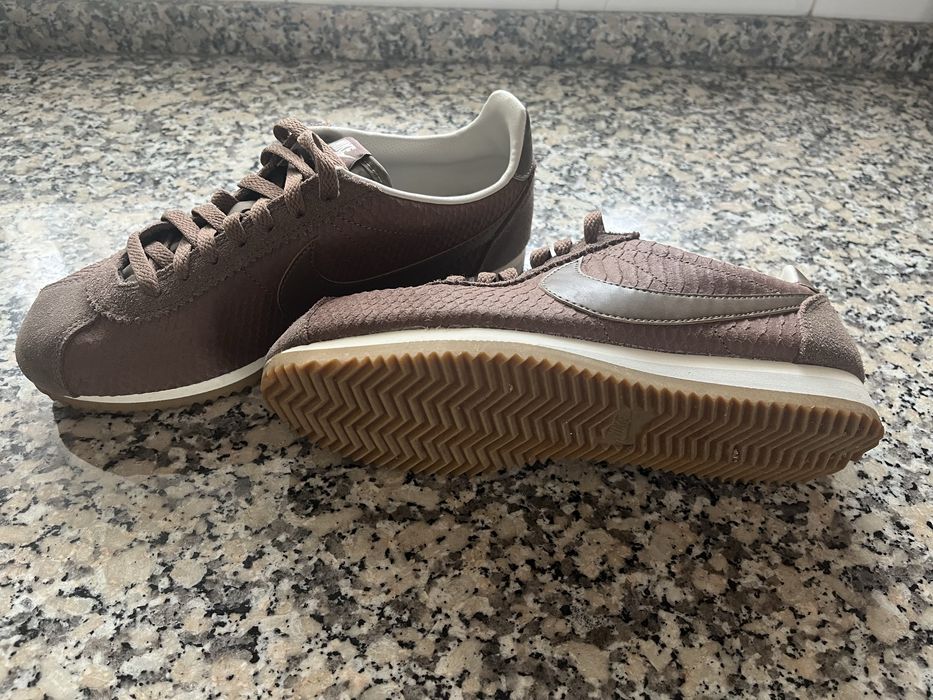 Ténis Nike Cortez castanho texturado