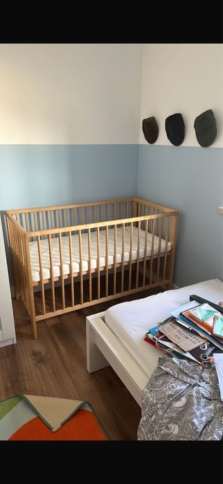 Berço e colchão ikea