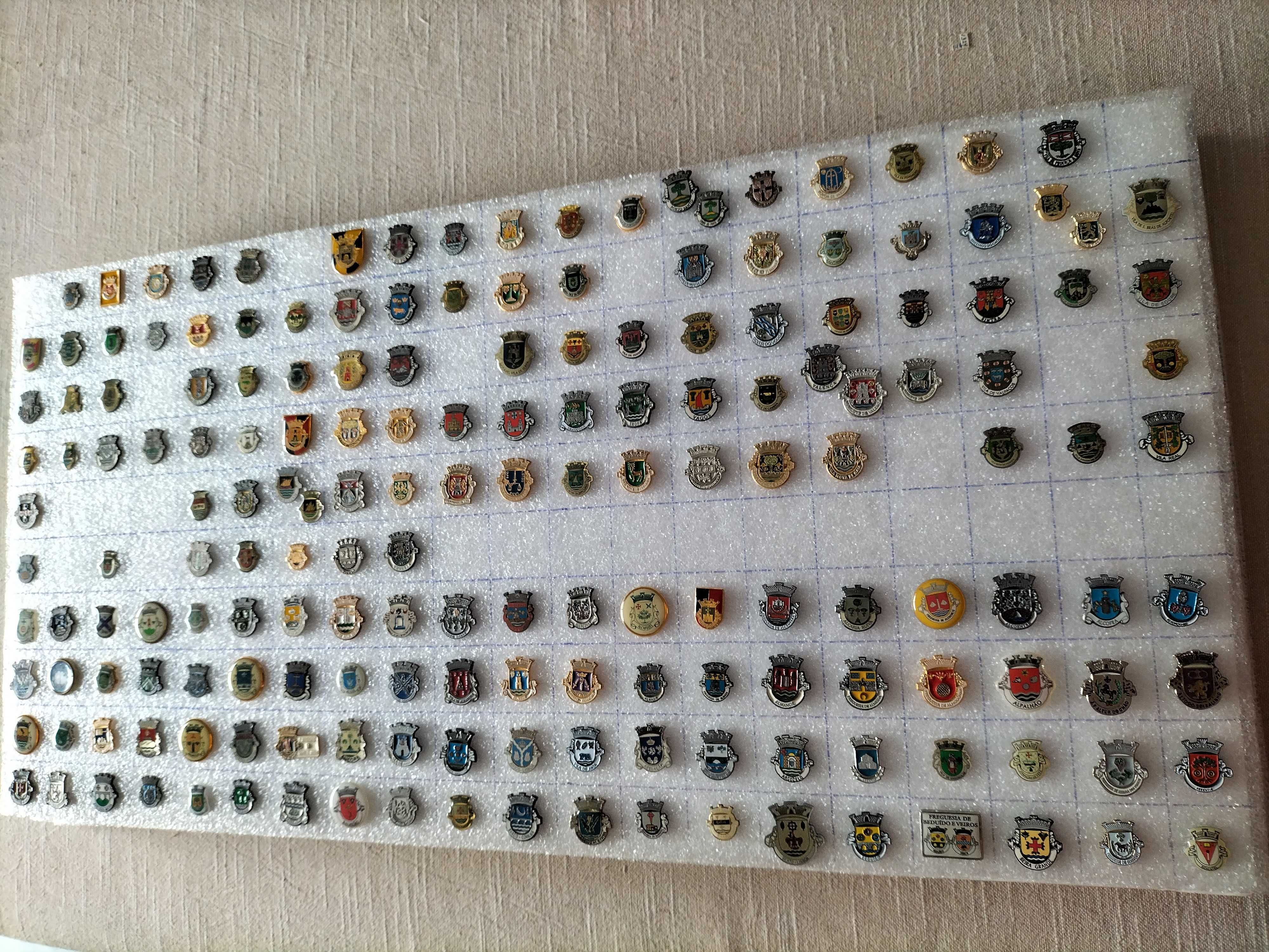 Fabulosa colecção de pins do tema heráldica portuguesa