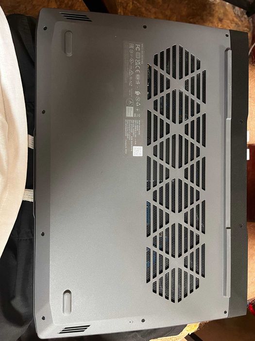 Ноутбук LOQ 15APH8 використовувався для навчання та роботи