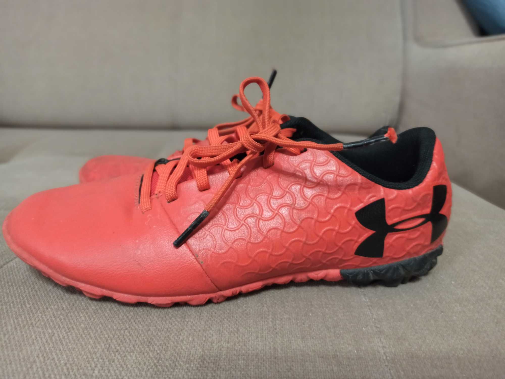 Buty sportowe ( halówki ) r 35,5 Under Armour