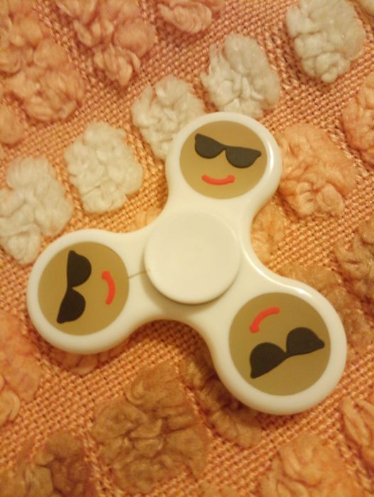 Spinner  com carinhas e brilham no escuro