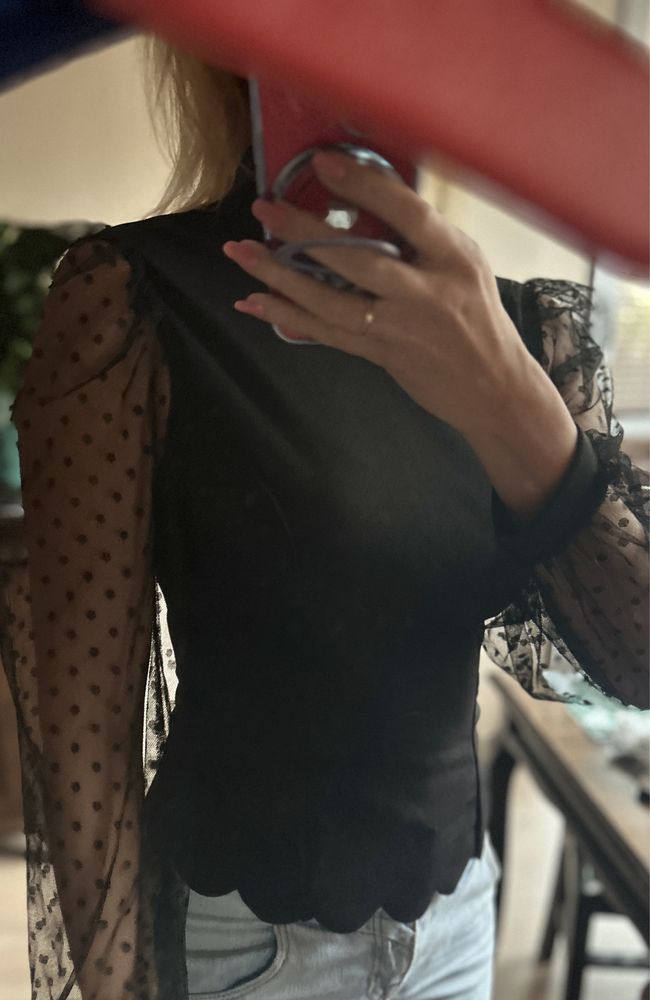 Czarna elegancka bluzka z siateczką w grochy