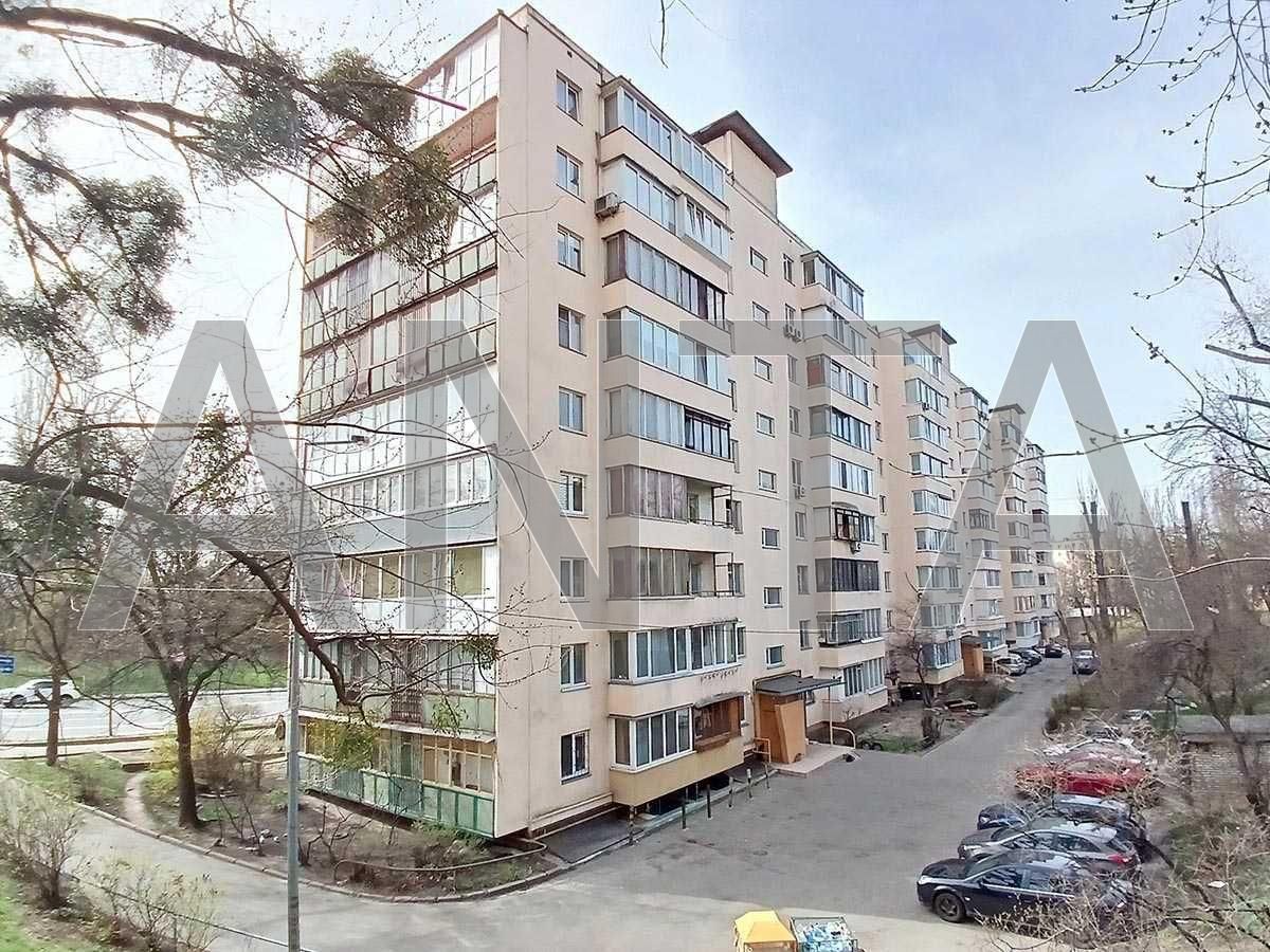 Продам большую 3-х комн.квартиру под ремонт. метро Сырец.