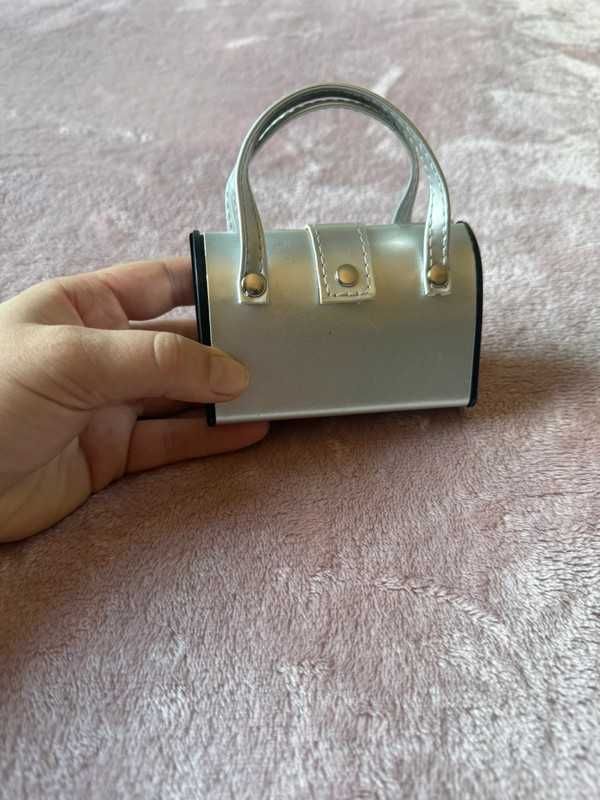 Mini bolsa com utensílios de manicure