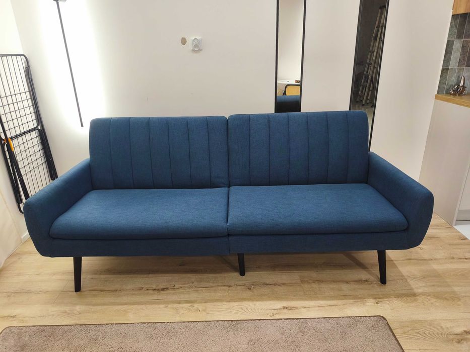 Rozkładana granatowa kanapa