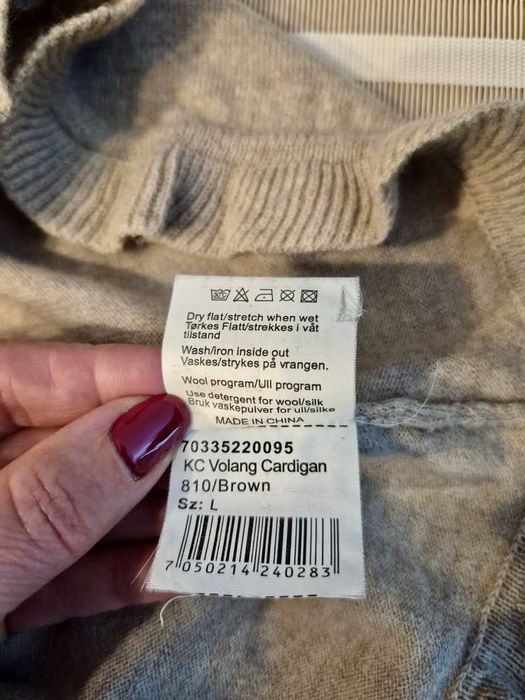 Sweter Tara r. L ciemny beż z falbaną