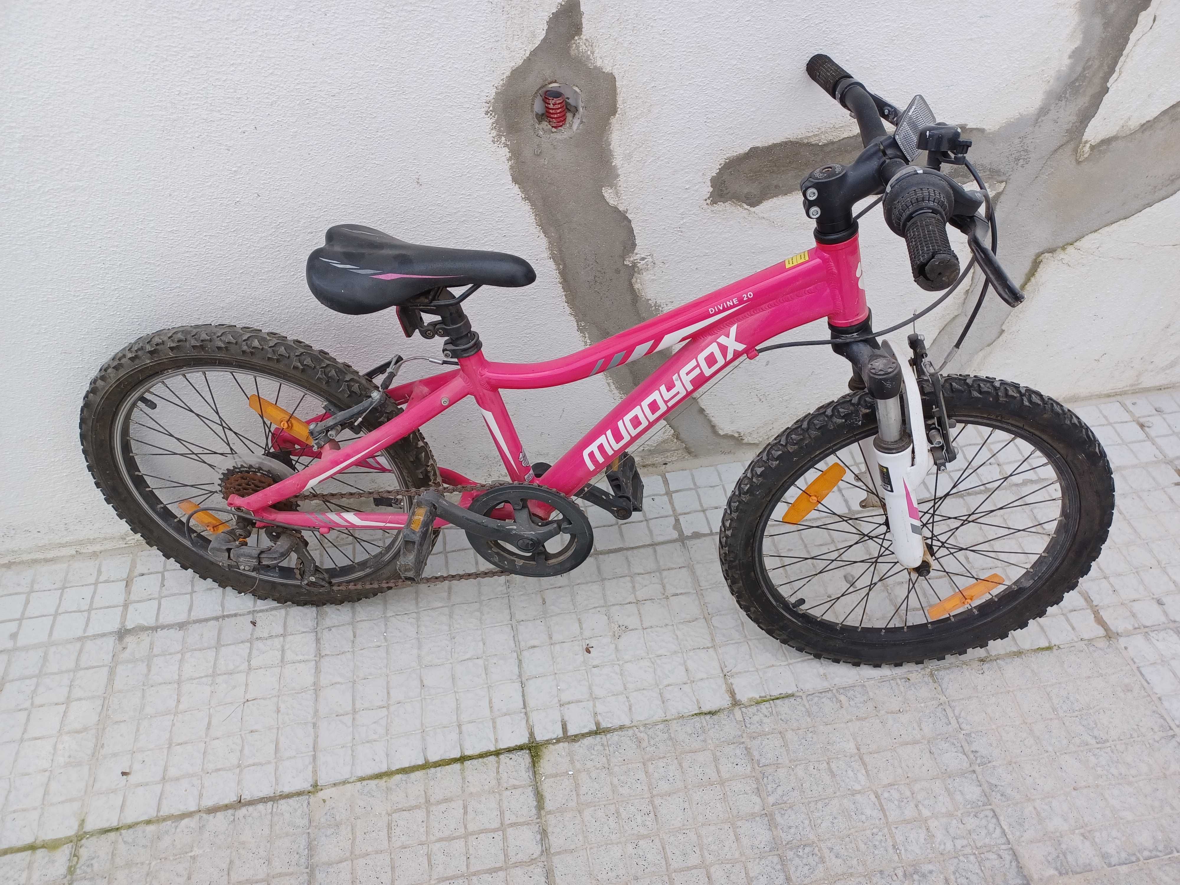 Bicicleta de menina com pouco uso