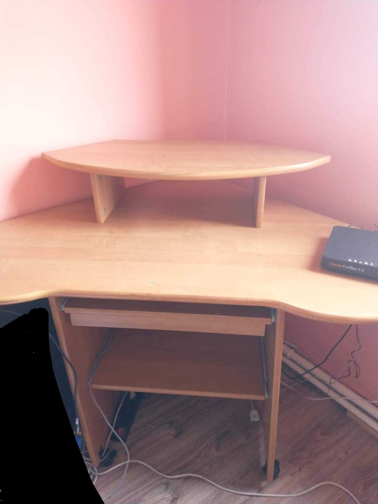 Biurko z półką na komputer